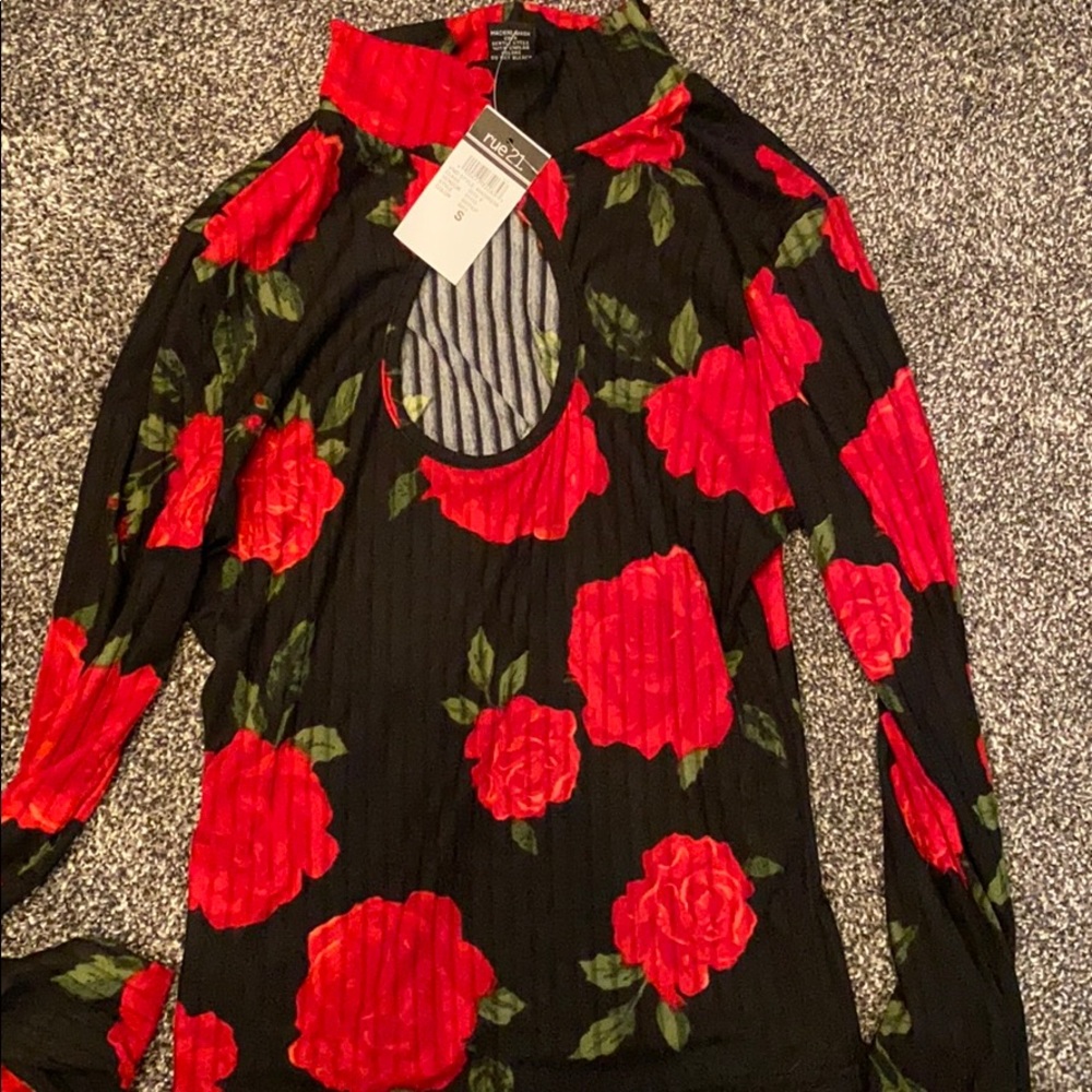 NWT Roses keyhole front top